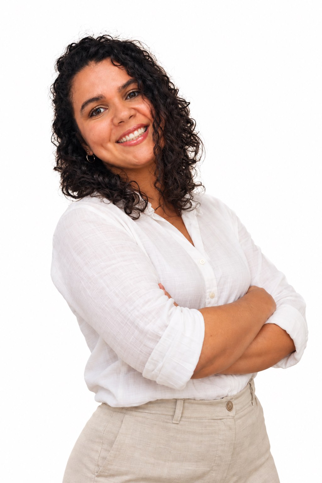 Joyce Oliveira, fisioterapeuta, sorrindo de braços cruzados